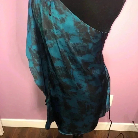 Le  Chateau Dress - Picture 3 of 5